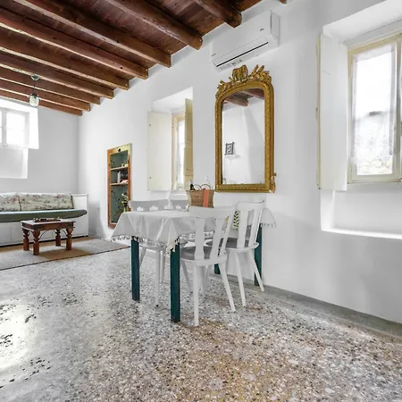 Old Town Charm Casa Historica * ארמיוני